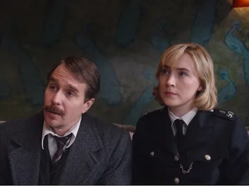 Sam Rockwell y Saoirse Ronnan en 'Mira cómo corren' Sam Rockwell y Saoirse Ronnan en 'Mira cómo corren'