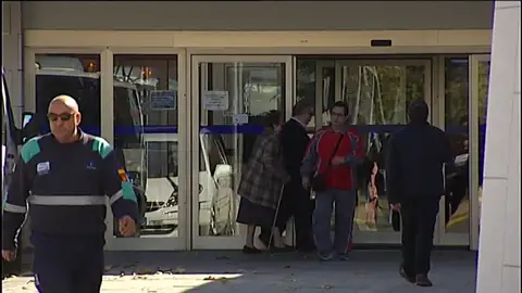 Pacientes y personal entran y salen de un hospital Pacientes y personal entran y salen de un hospital