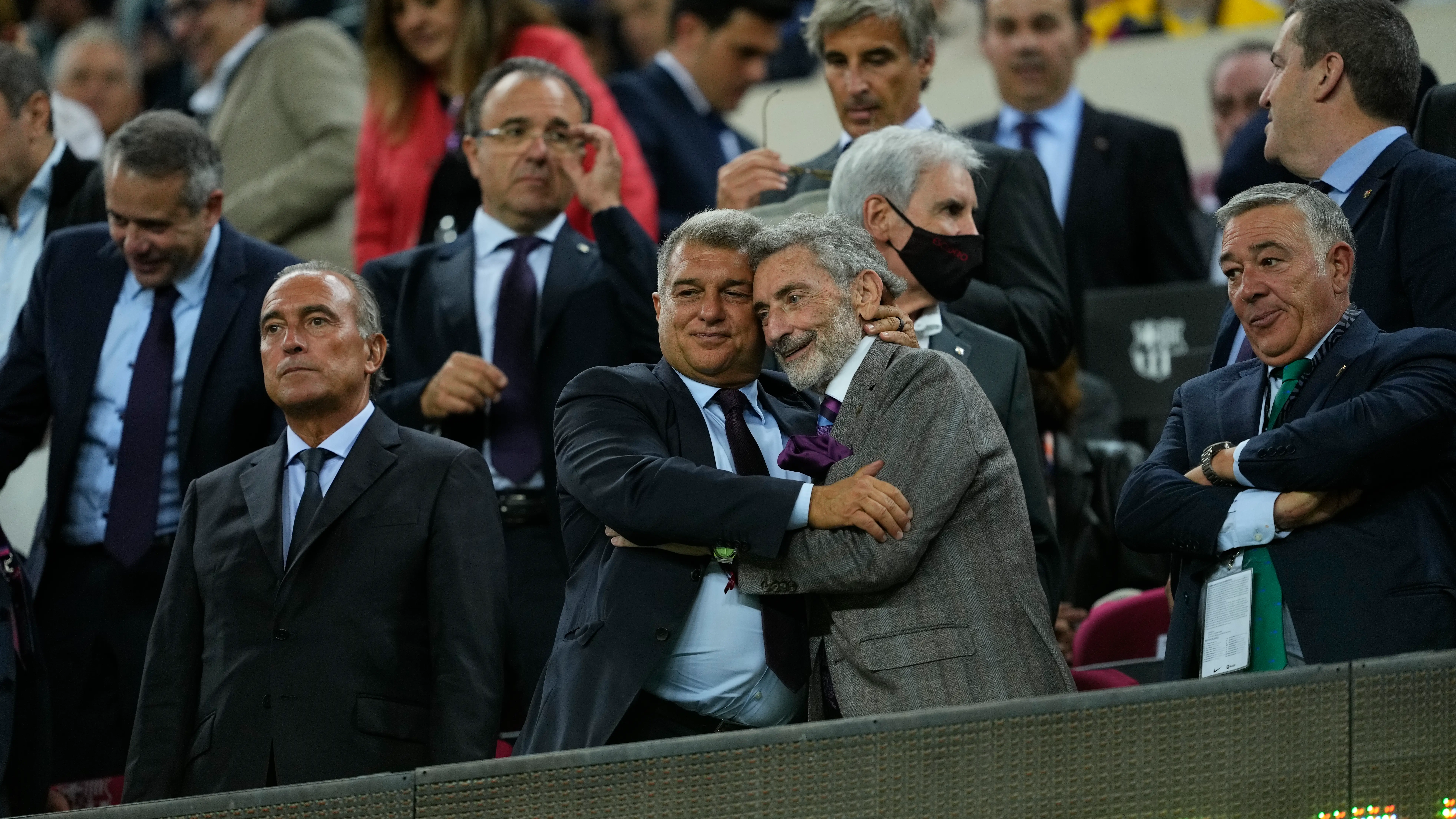 Joan Laporta, en el palco del Camp Nou junto a Carlos Mouri&ntilde;o