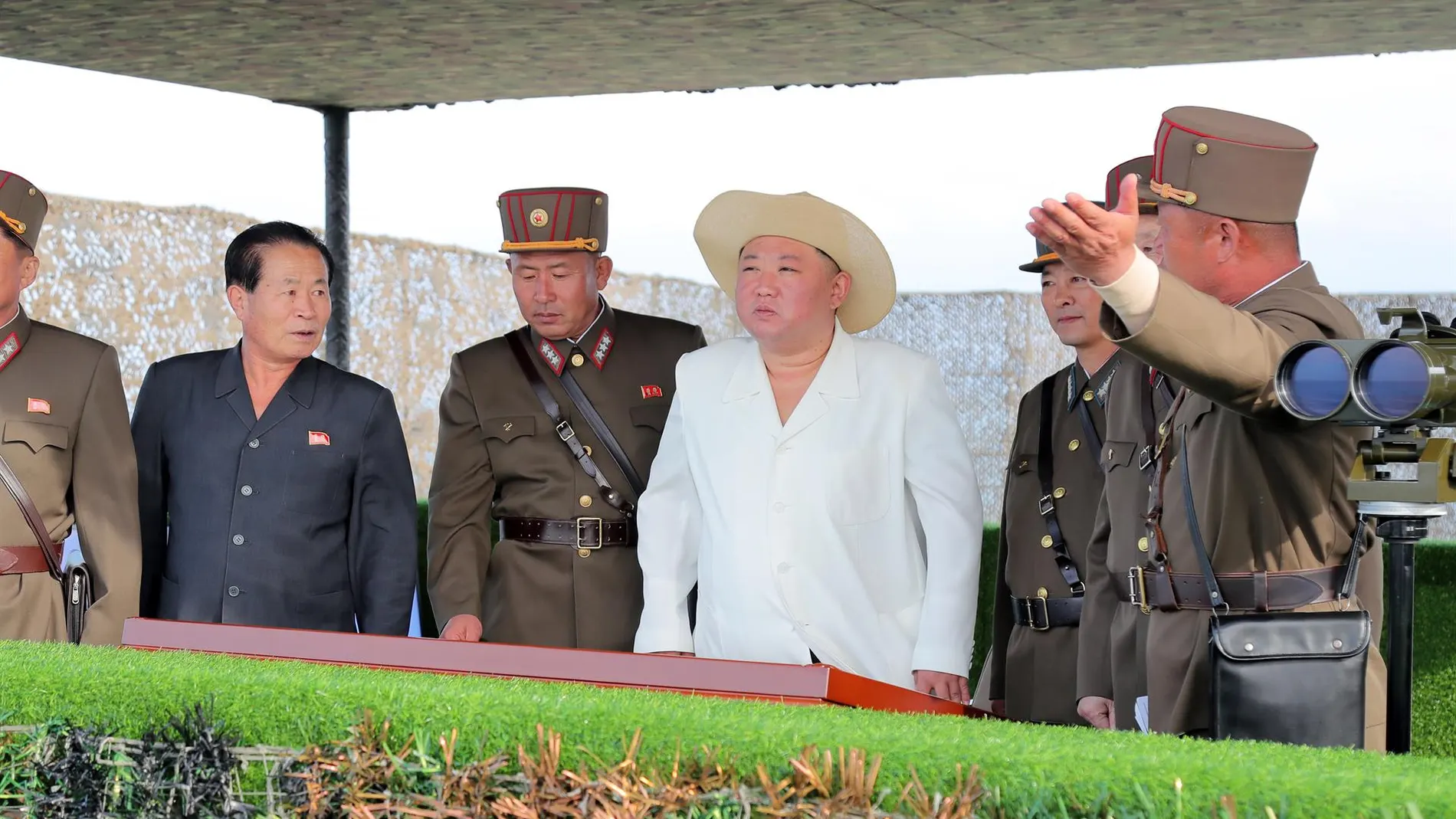 Kim Jong Un y militares norcoreanos