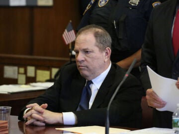 Harvey Weinstein en uno de los juicios por violación 