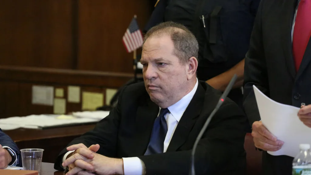 Harvey Weinstein en uno de los juicios por violaci&oacute;n 