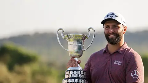 Jon Rahm posa ante los medios con su tercer Abierto de España de golf Jon Rahm posa ante los medios con su tercer Abierto de España de golf