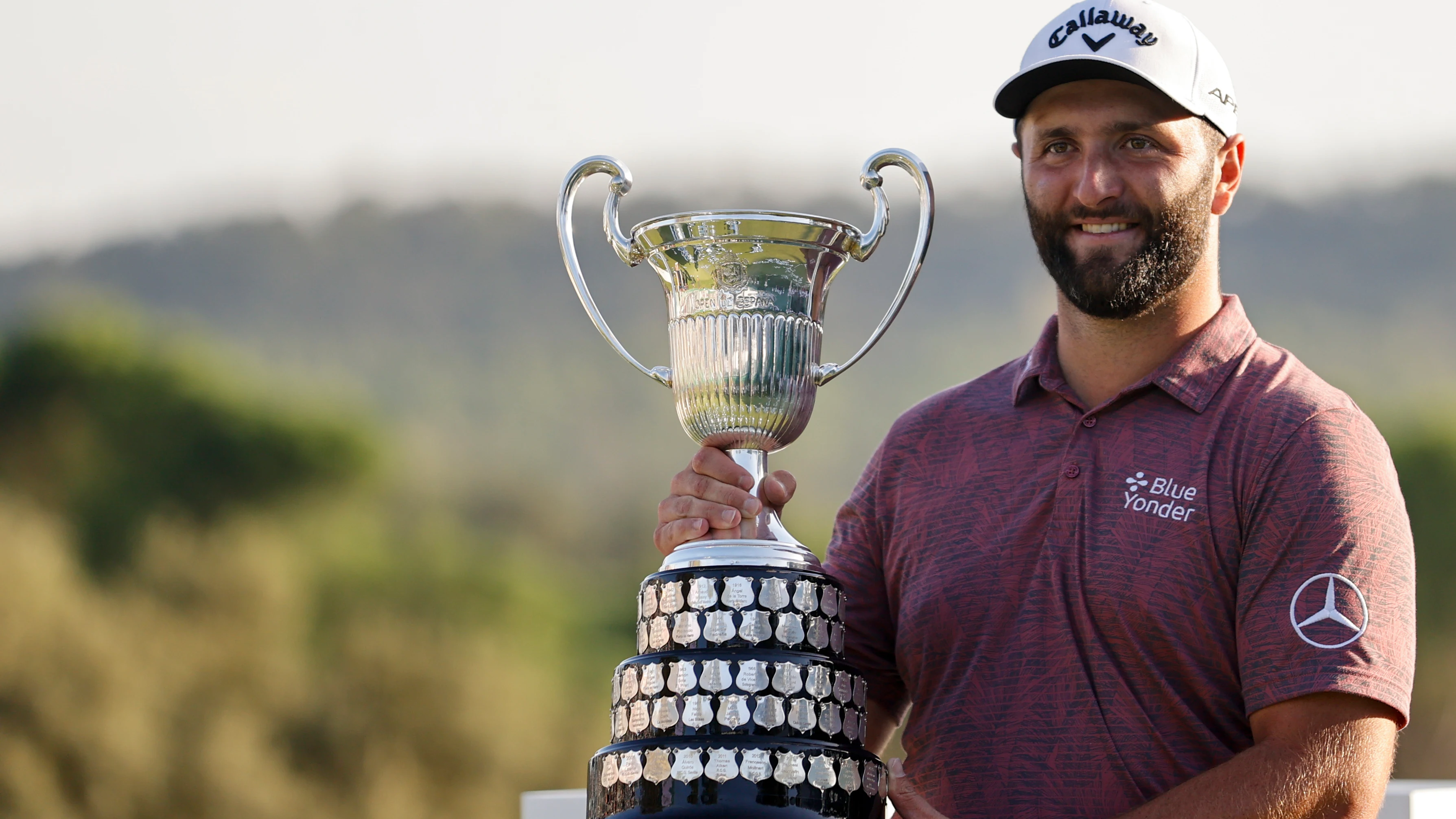 Jon Rahm posa ante los medios con su tercer Abierto de España de golf Jon Rahm posa ante los medios con su tercer Abierto de España de golf