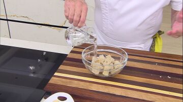 Trocea la miga de pan y empapa con agua