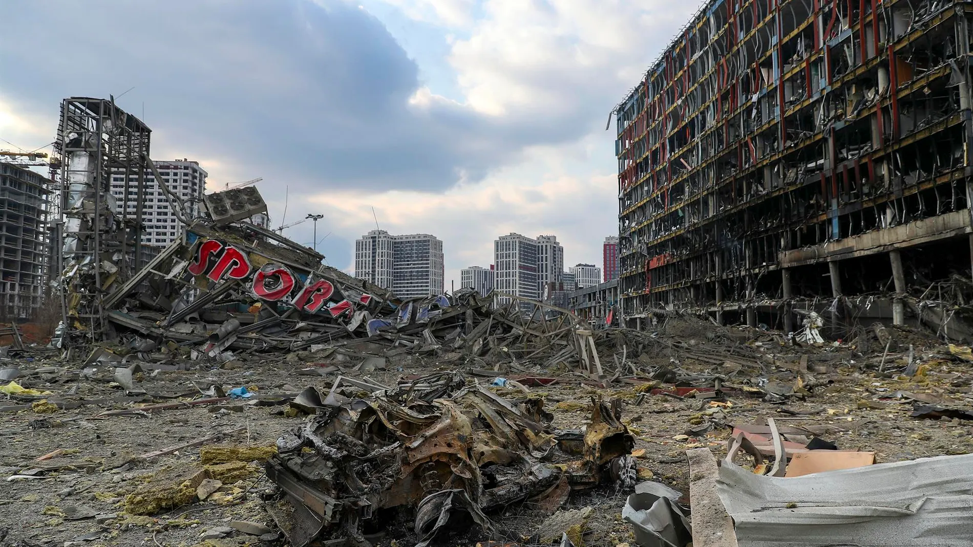 Imagen de archivo de un centro comercial en Kiev que resultó dañado por un bombardeo ruso 