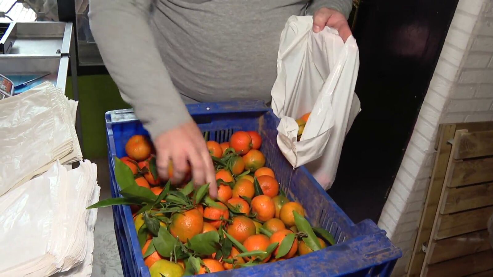 Del campo a la mesa: una frutería de Vitoria triunfa por la falta de intermediarios