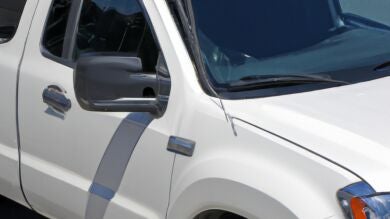 Arrolla con su pickup a un coche porque estaba aparcado en doble fila