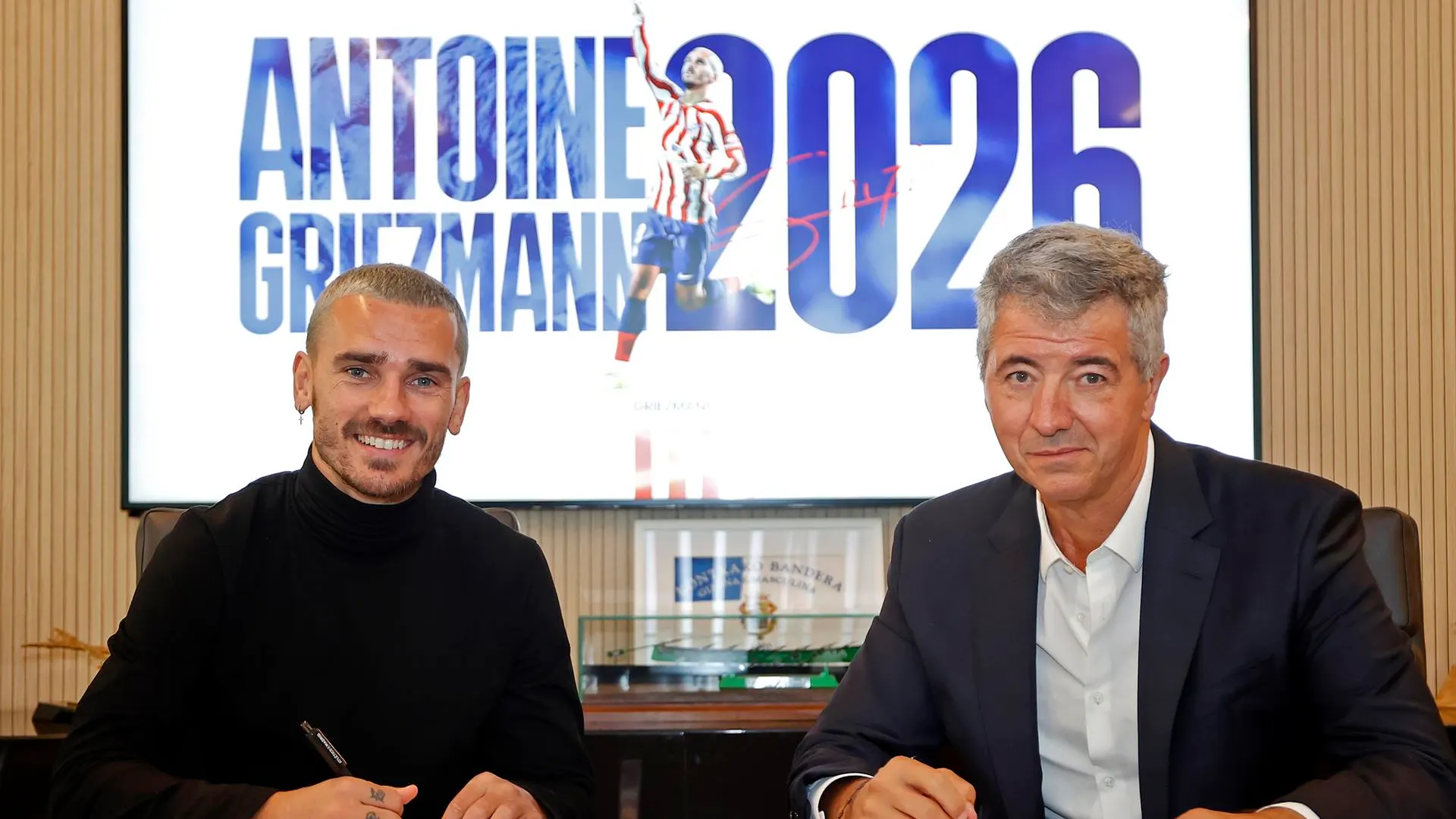 Antoine Griezmann firma su nuevo contrato con el Atl&eacute;tico