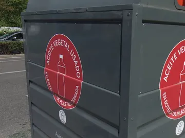 Contenedor de reciclaje de aceite vegetal usado de Madrid Contenedor de reciclaje de aceite vegetal usado de Madrid