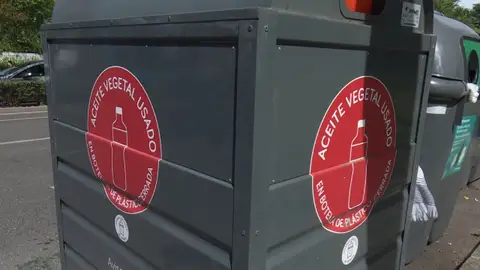 Contenedor de reciclaje de aceite vegetal usado de Madrid Contenedor de reciclaje de aceite vegetal usado de Madrid