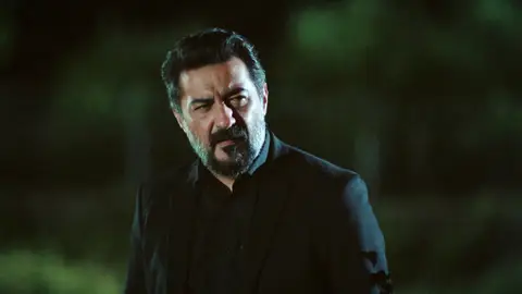 Akif descubre que Erhan es la persona que le estuvo chantajeando con el vídeo: “Tenía que pararte los pies" Akif descubre que Erhan es la persona que le estuvo chantajeando con el vídeo: “Tenía que pararte los pies"