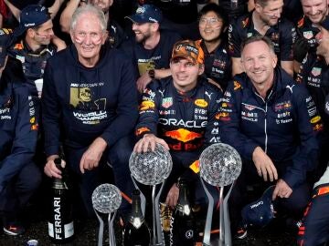 Max Verstappen festeja junto a Helmut Marko (i) y Christian Horner (d)