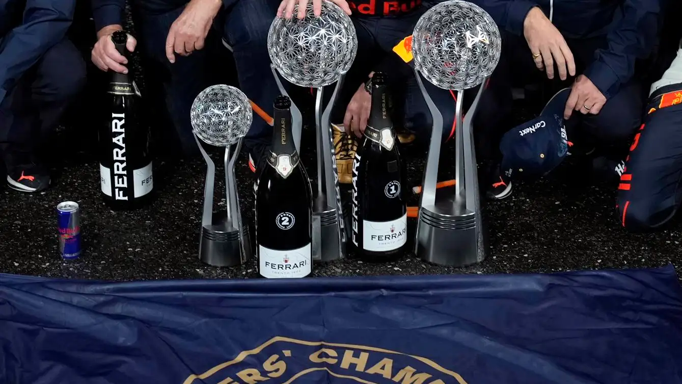Max Verstappen festeja junto a Helmut Marko (i) y Christian Horner (d) Max Verstappen festeja junto a Helmut Marko (i) y Christian Horner (d)