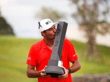 El golfista Eugenio López-Chacarra celebra su victoria en el LIV Golf Invitational Bangkok