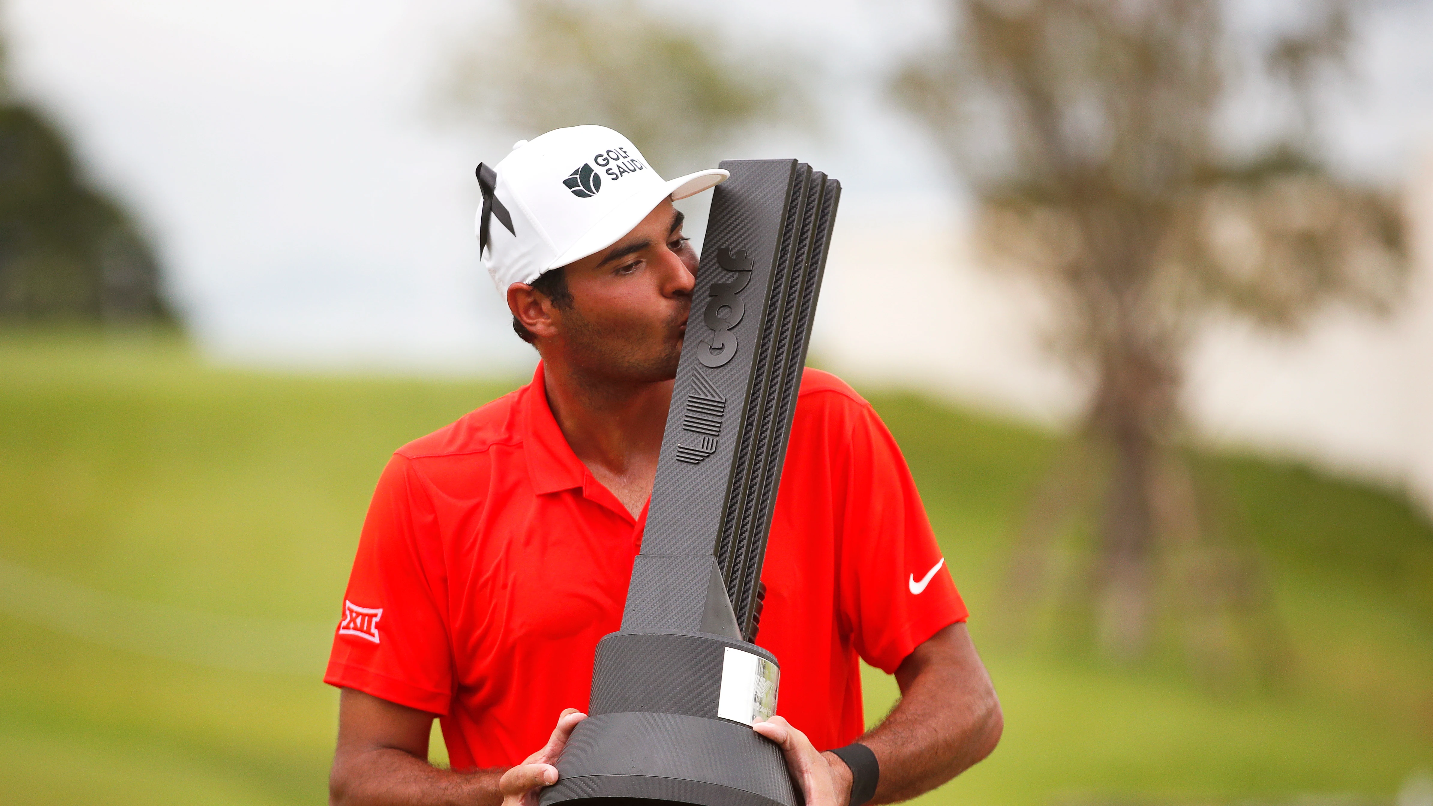 El golfista Eugenio L&oacute;pez-Chacarra celebra su victoria en el LIV Golf Invitational Bangkok