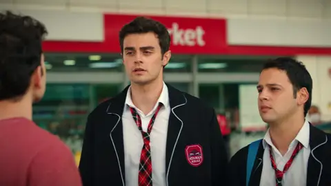 ¡Ömer y sus amigos secuestran a Tolga como venganza por lo ocurrido con Orhan! ¡Ömer y sus amigos secuestran a Tolga como venganza por lo ocurrido con Orhan!