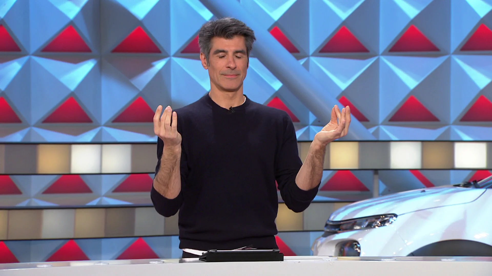 Jorge Fern&aacute;ndez anima a Alicia a meditar antes de resolver