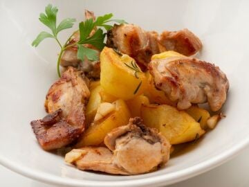 Conejo frito con patatas al romero, la receta sencilla y a muy buen precio de Arguiñano