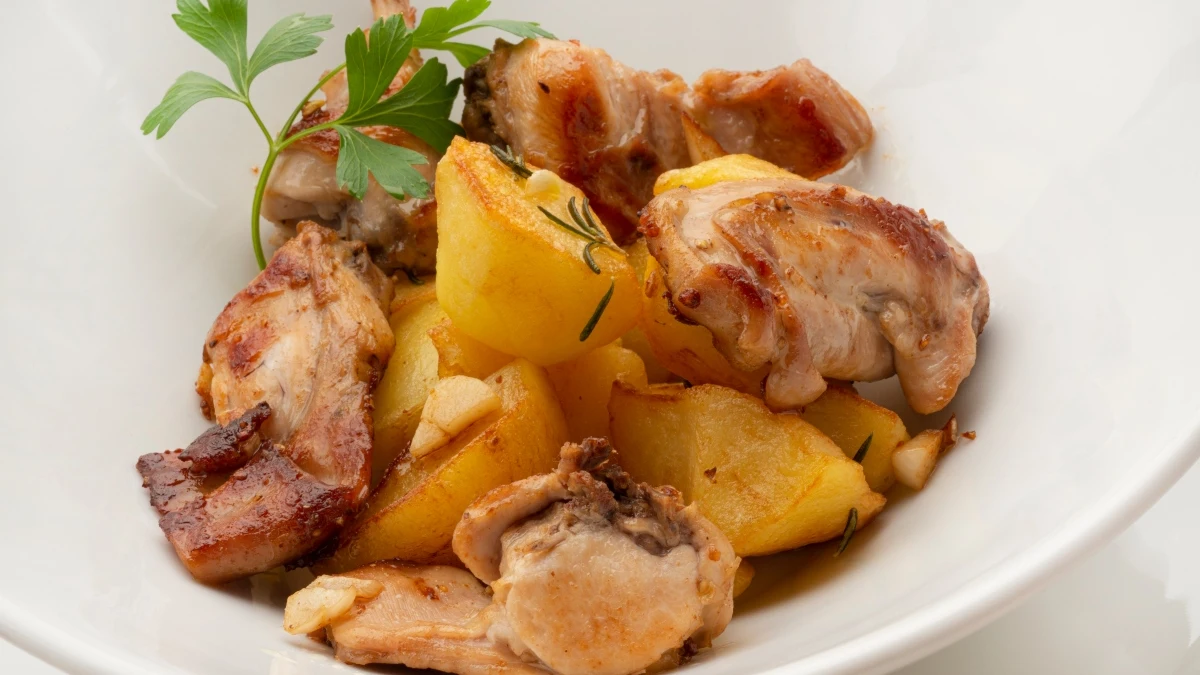 Conejo frito con patatas al romero, la receta sencilla y a muy buen precio de Arguiñano