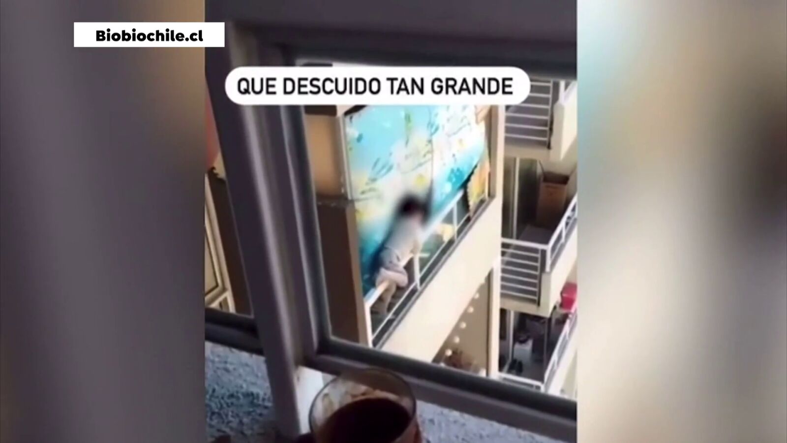 Graban a un niño jugando en la barandilla de un piso 21 en una guardería clandestina