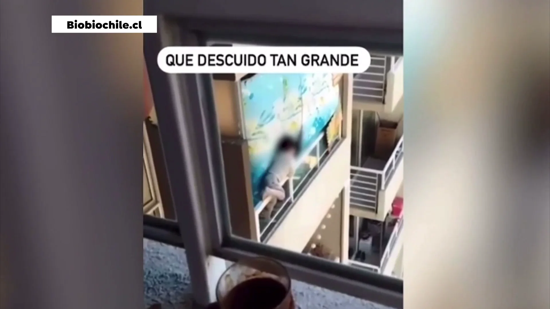 Ni&ntilde;o en un balc&oacute;n de Chile