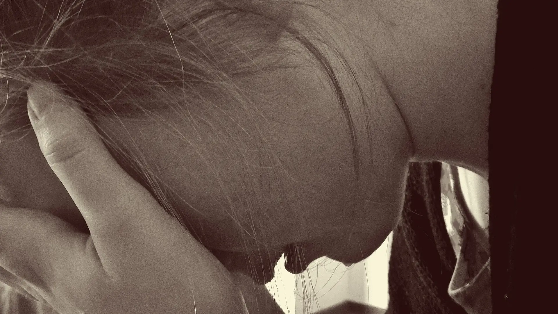 Imagen de una joven cabizbaja y llorando Imagen de una joven cabizbaja y llorando