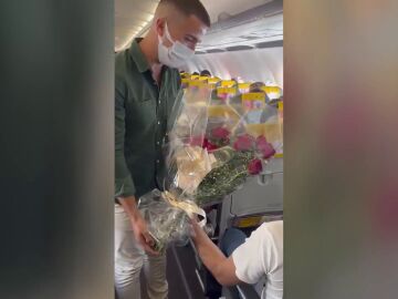 Le pide matrimonio en un vuelo a Barcelona