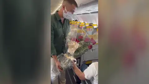 Le pide matrimonio en un vuelo a Barcelona Matrimonio