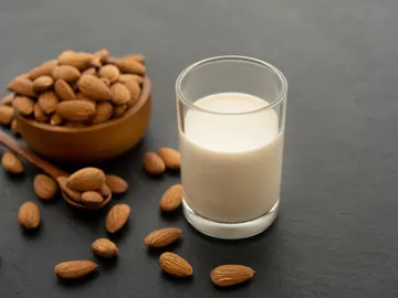 Almedras y un vaso de leche. Almedras y un vaso de leche.