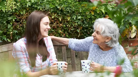 Persona mayor con chica joven Persona mayor con chica joven