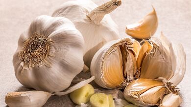 Pelar ajos sin mancharte las manos es posible y solo necesitas un tarro... ¡Y mucha energía!