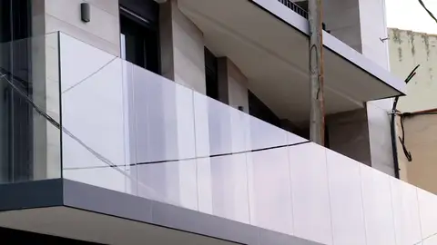 Imagen del edificio en Barcelona que está 'atravesado' por un poste eléctrico Imagen del edificio en Barcelona que está 'atravesado' por un poste eléctrico