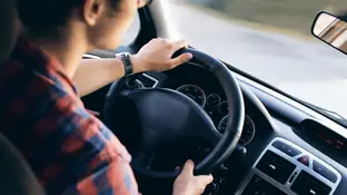 Un hombre conduciendo Un hombre conduciendo