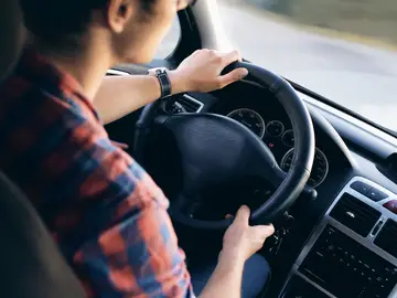 Un hombre conduciendo Un hombre conduciendo