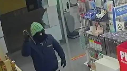 El autor del robo con el cuchillo en la mano El autor del robo con el cuchillo en la mano