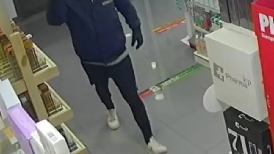 El autor del robo con el cuchillo en la mano El autor del robo con el cuchillo en la mano