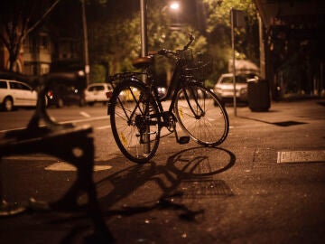 Bicicleta aparcada por la noche