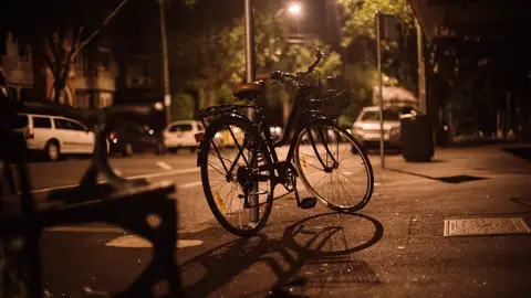 Bicicleta aparcada por la noche Bicicleta aparcada por la noche
