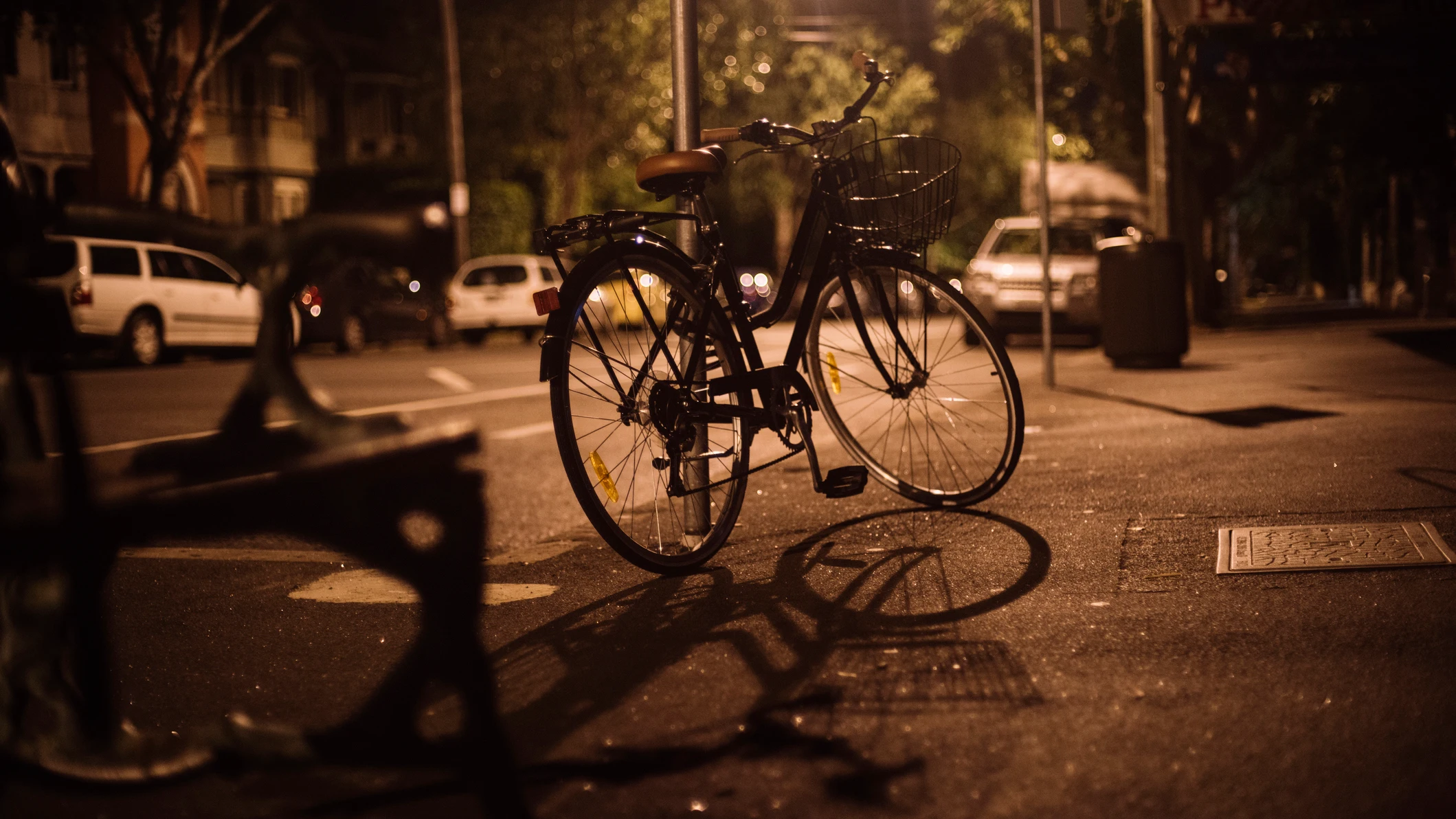 Bicicleta aparcada por la noche Bicicleta aparcada por la noche