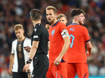Harry Kane porta el brazalete arco&iacute;ris en un partido de Inglaterra