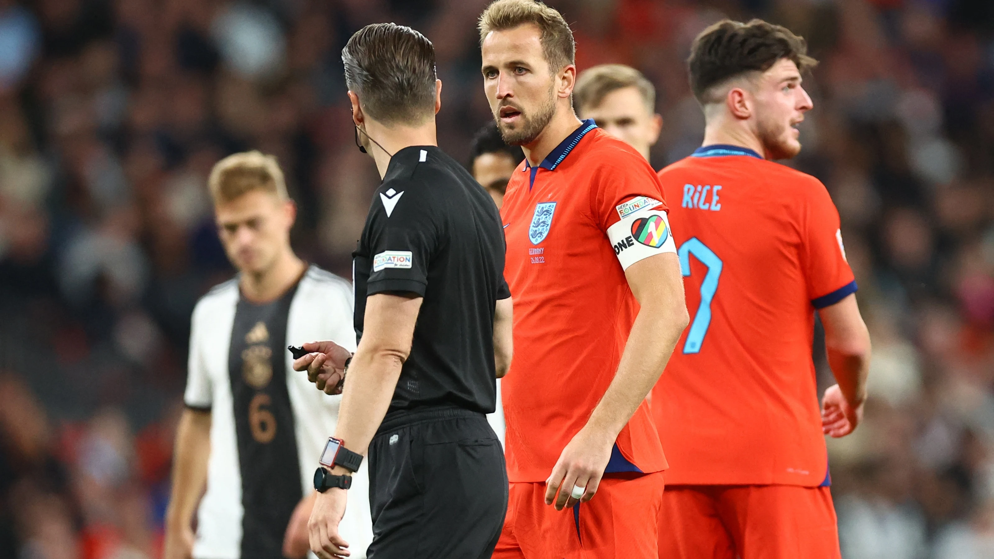 Harry Kane porta el brazalete arcoíris en un partido de Inglaterra Harry Kane porta el brazalete arcoíris en un partido de Inglaterra