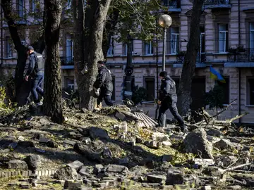 Agentes de policía caminan entre los escombros tras un bombardeo en el centro de Kiev Agentes de policía caminan entre los escombros tras un bombardeo en el centro de Kiev