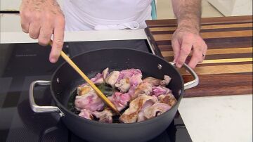 Fríe los trozos de conejo