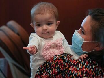 Emma, la bebé que ha recibido el trasplante intestinal, en brazos de su madre