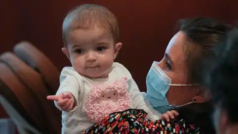 Emma, la bebé que ha recibido el trasplante intestinal, en brazos de su madre Emma, la bebé que ha recibido el trasplante intestinal, en brazos de su madre