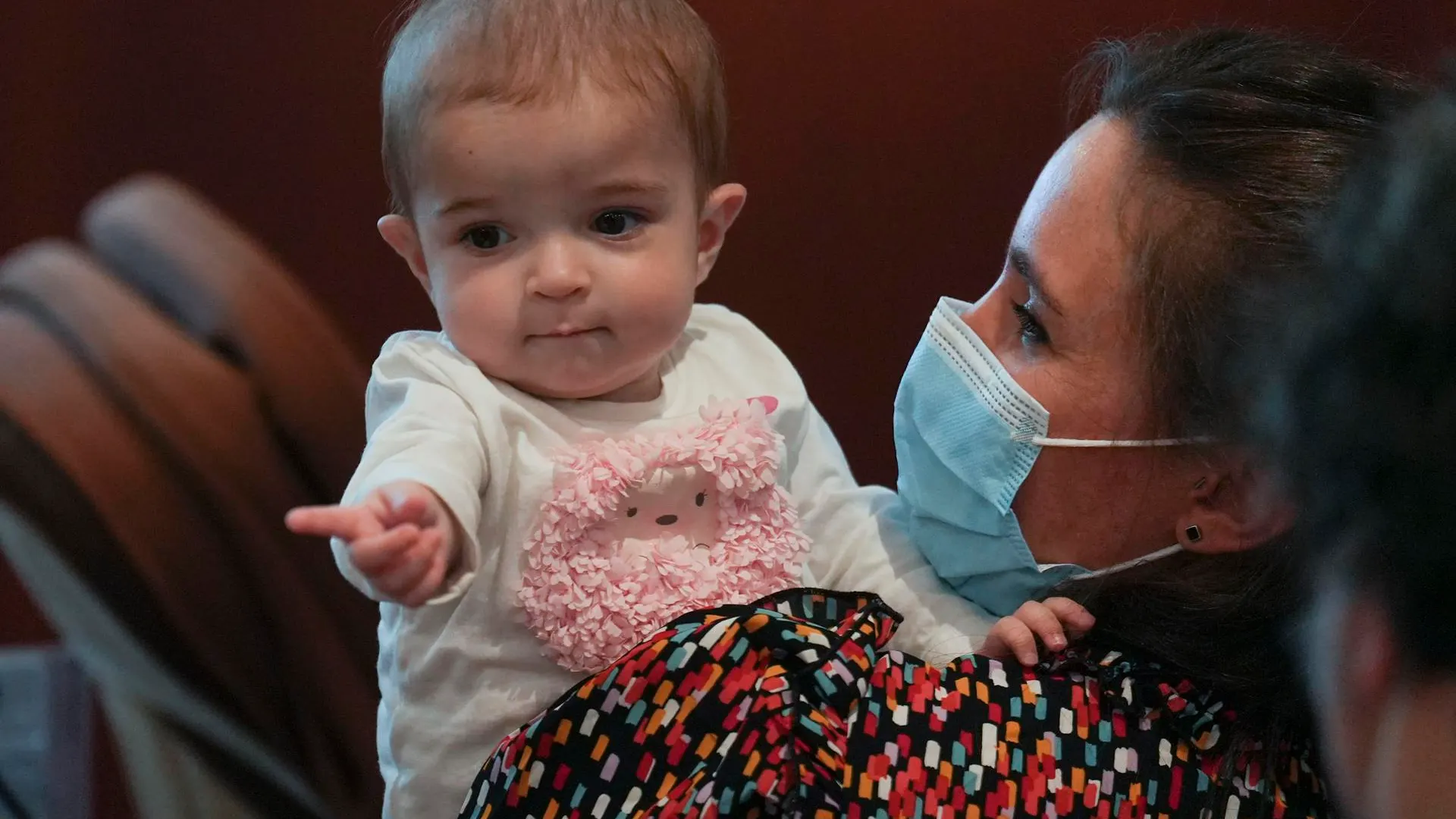 Emma, la bebé que ha recibido el trasplante intestinal, en brazos de su madre Emma, la bebé que ha recibido el trasplante intestinal, en brazos de su madre