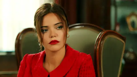 En el próximo capítulo de 'Tierra Amarga': Züleyha publica una carta en el periódico dirigida a Demir, ¿qué dirá? En el próximo capítulo de 'Tierra Amarga': Züleyha publica una carta en el periódico dirigida a Demir, ¿qué dirá?