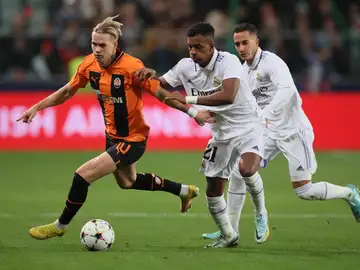 Mudryk y Rodrygo pelean un balón Mudryk y Rodrygo pelean un balón