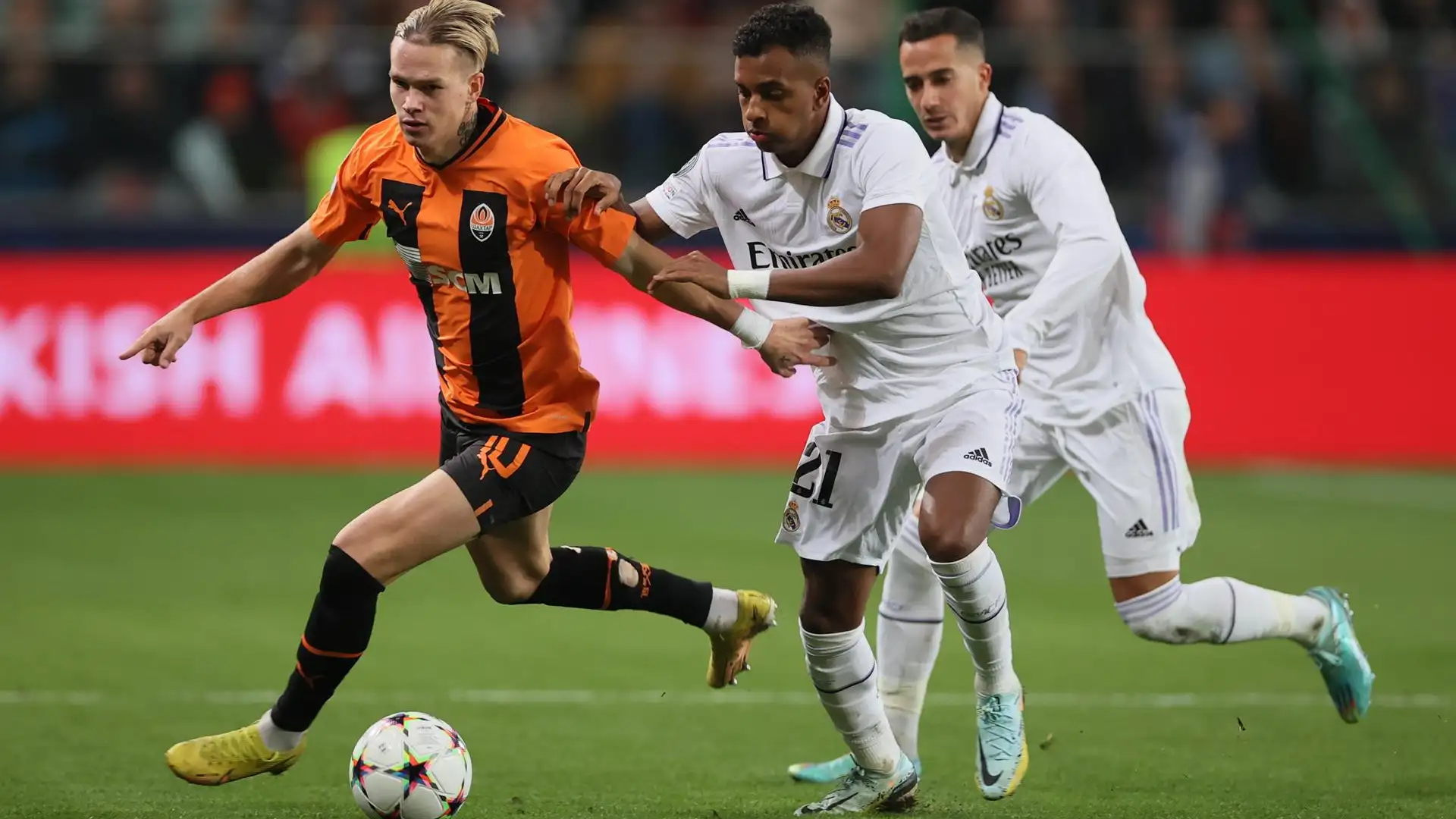 Mudryk y Rodrygo pelean un balón Mudryk y Rodrygo pelean un balón